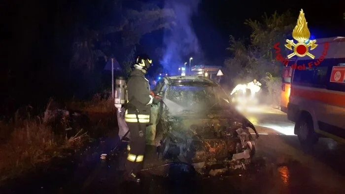 Schianto e veicoli in fiamme, morto un motociclista