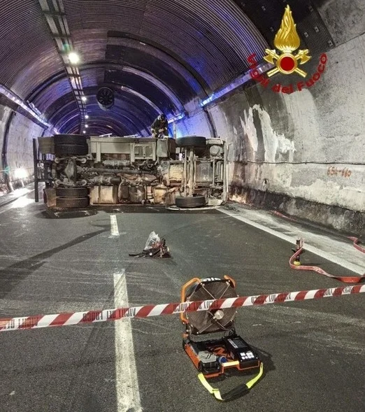 Autobotte con gasolio si ribaltata dentro la galleria in A14 a Grottammare