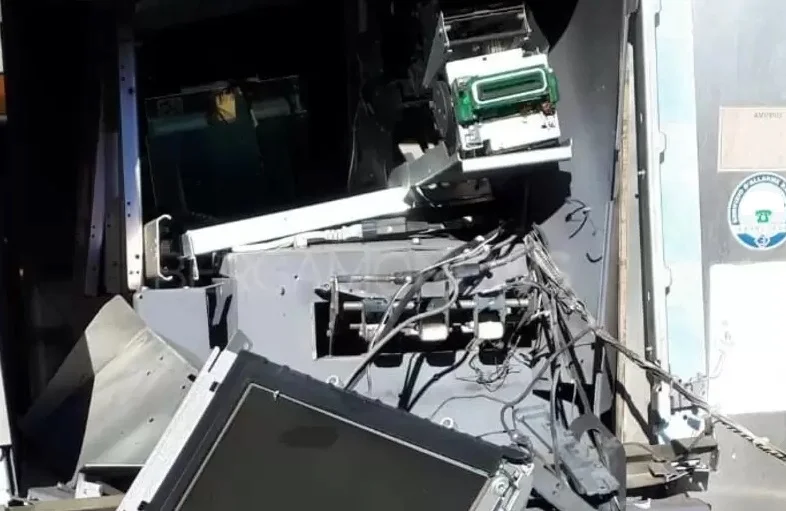 Fanno esplodere il bancomat poi si danno alla fuga, indagini dei Carabinieri