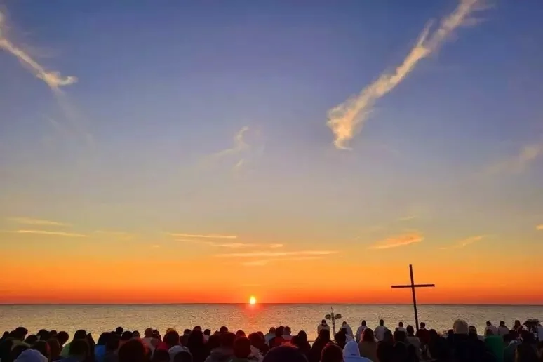 Folla di giovani in riva al mare insieme a monsignor Palmieri