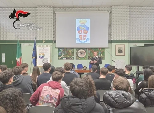 I CARABINIERI INCONTRANO GLI ALUNNI DEL LICEO “ORSINI-LICINI”