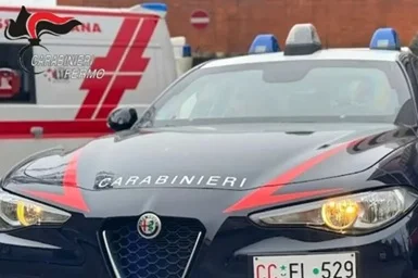 Scaglia oggetti dalla finestra e spintona i Carabinieri, denunciato