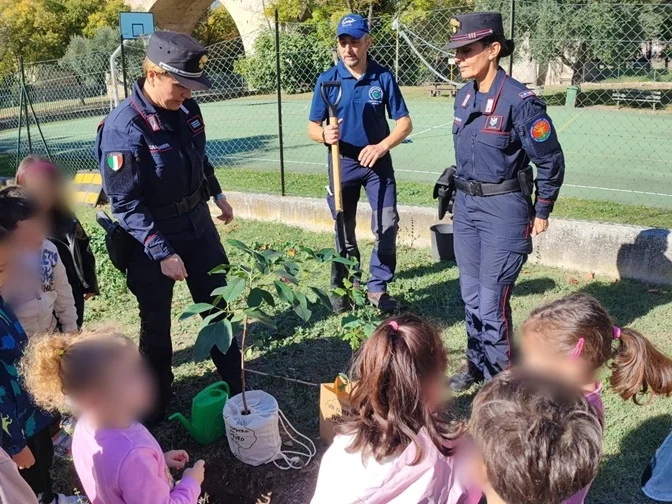 Carabinieri Forestali del Reparto Biodiversità di Pescara e piccoli scolari mettono a dimora una talea
