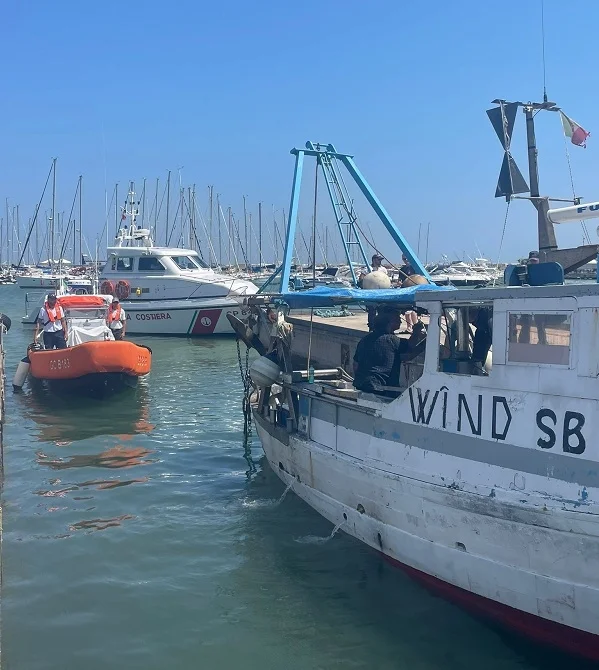 Ancora un intervento di soccorso a favore di un peschereccio che rischia di affondare.