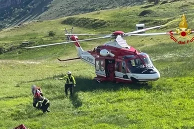 Scattano i soccorsi per alcuni escursionisti bloccati sul Vettore, recuperati con verricello in elicottero