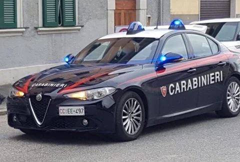 Aggredisce un uomo e gli ruba il telefono cellulare, denunciato