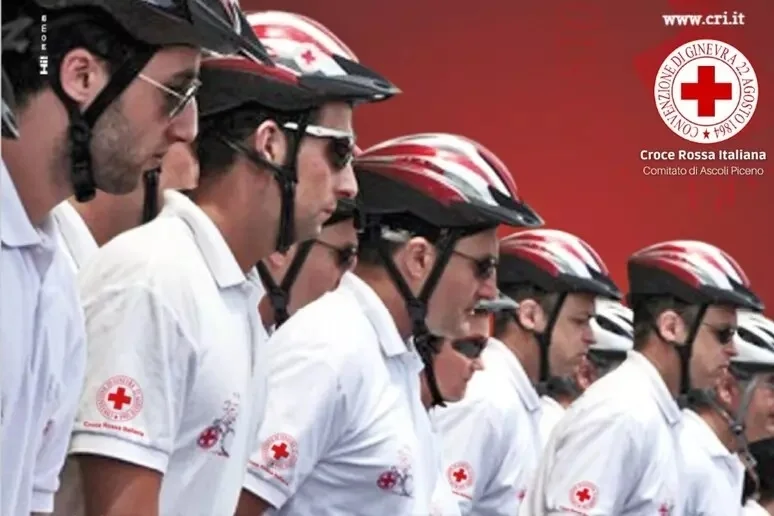 Contro il caldo ad Ascoli Piceno equipaggi della Croce rossa in bici