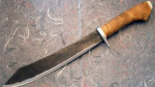 Brandisce e minaccia il vicino con un machete, denunciato