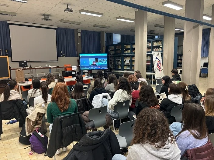 Il Liceo Rosetti incontra lo scrittore Giorgio Scianna. Un viaggio nel romanzo "Le api non vedono il rosso"