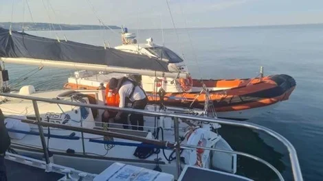 Barca in difficoltà al largo di Cupra Marittima, due velisti messi in salvo