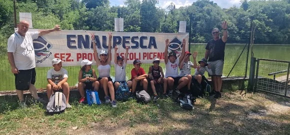 Scuola di pesca Lega sotto i mari
