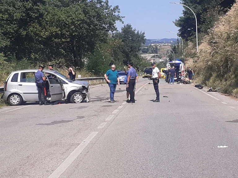 Ascoli Piceno - Schianto dopo l'inseguimento, i due fuggitivi sono ricoverati