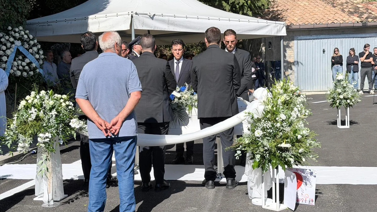 Tottea, l'ultimo saluto ad Andrea Moretti: c'erano tutti, amici e istituzioni