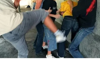 Chiede spiegazioni su relazione della figlia, picchiato da quattro in piazza 