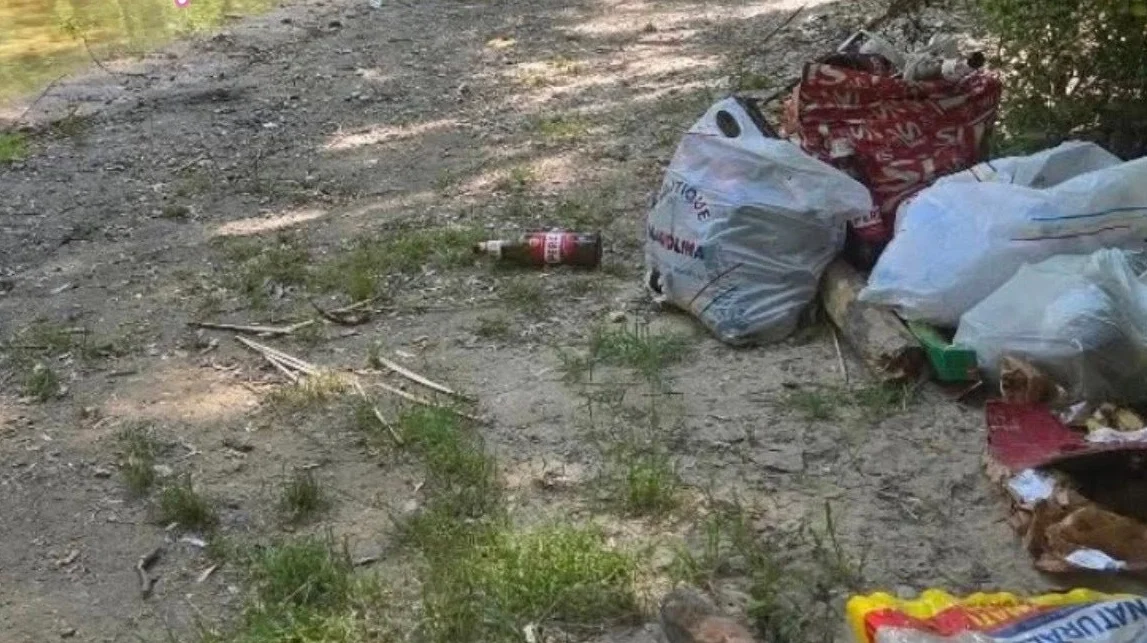 Ascoli Piceno - Feste esagerate e rifiuti per terra: la spiaggetta del Castellano nel degrado