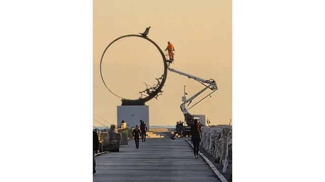 In esecuzione lavori di ripristino integrità al monumento del gabbiano Jonathan Livingston sollecitati dal Circolo dei Sambenedettesi