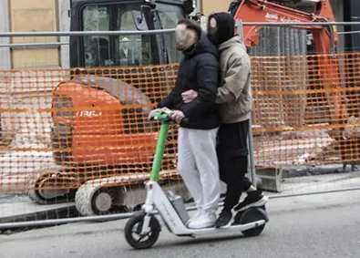 Niente tagliando né contrassegno sui monopattini fermati, tre denunce e mezzi sequestrati 