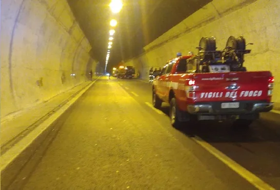 INCIDENTE IN A14 NELLA GALLERIA COLLE DI MARZIO, TRE I FERITI