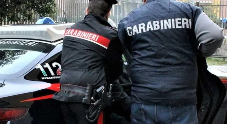 Si denuda davanti ad una scuola e aggredisce i Carabinieri
