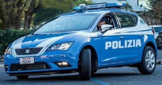 Tenta il suicidio in una villa abbandonata, Polizia lo salva