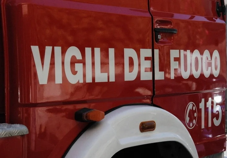 Scoppia bomboletta di gas durante un incendio, ferito un vigile del fuoco