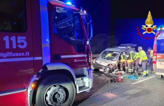 Frontale fra auto nel Maceratese, una persona estratta dai Vigili del fuoco 