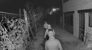 Furto in villa nell'Anconetano, ladri sequestrano 4 persone e scappano