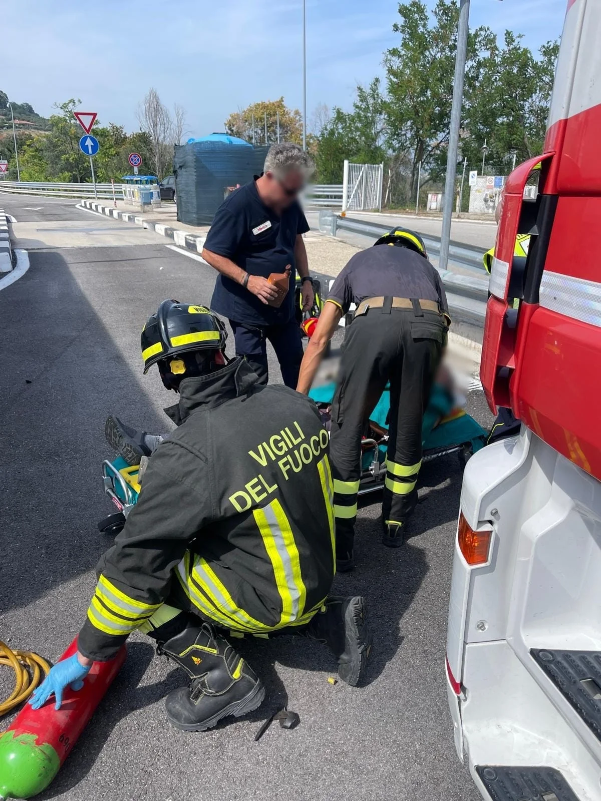 Mano schiacciata nelle parti meccaniche dell'autoarticolato, soccorso e trasportato al Mazzini