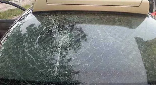 Spray urticante e lunotto della gazzella sfondato, due persone bloccate