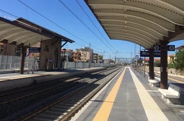 Uomo investito dal treno muore nel Pesarese, ritardi sulla linea fino a un'ora 
