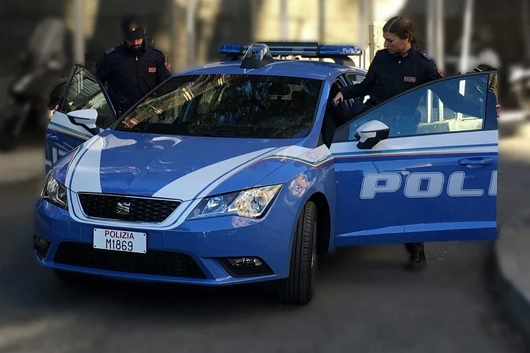 Cocaina occultata in tasca e nelle ciabatte, spacciatore arrestato