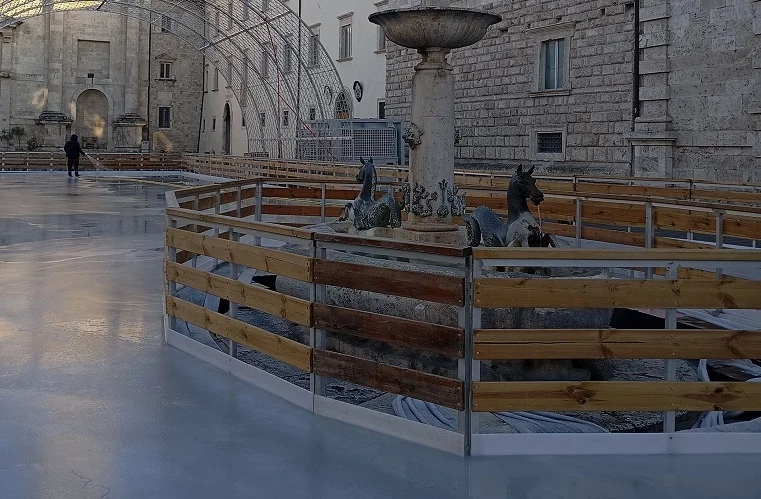 Ascoli Piceno - "La pista di ghiaccio ingloba la fontana", in città esplode la polemica