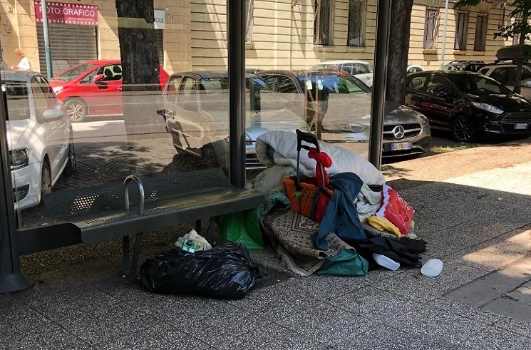 Bivacchi , aggressioni e furti: un biglietto da visita poco invitante