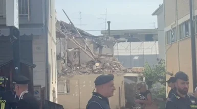 Crollo in una palazzina dopo violenta esplosione, si cerca ancora una dispersa 