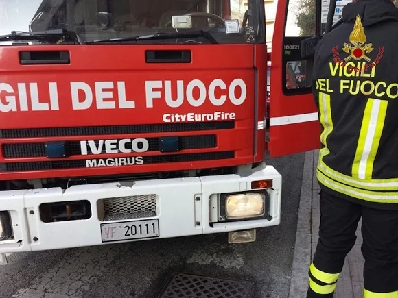 Maltempo nelle Marche, salvato dopo essere finito fuori strada con l'auto