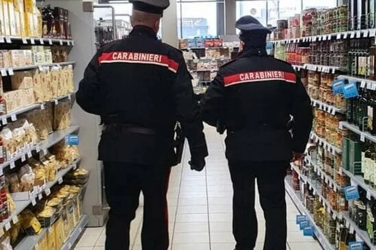 Ha il foglio di via ma ruba nel supermercato, denunciato