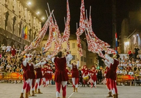 Ascoli Piceno - Dopo la Quintana tornano protagoniste le bandiere con la Tenzone Argentea