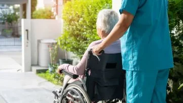 GIORNATA MONDIALE DELLA SLA, LE MARCHE SI ILLUMINANO DI VERDE: 1,3 MILIONI NEL 2026 PER I CAREGIVER FAMILIARI
