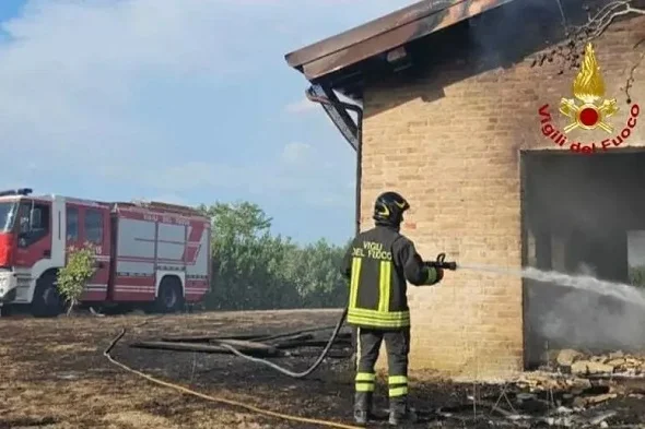 Incendio in una falegnameria a Offida, intervento dei Vigili del fuoco 