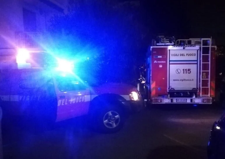 Incendio nell'appartamento, evacuati madre e bambino