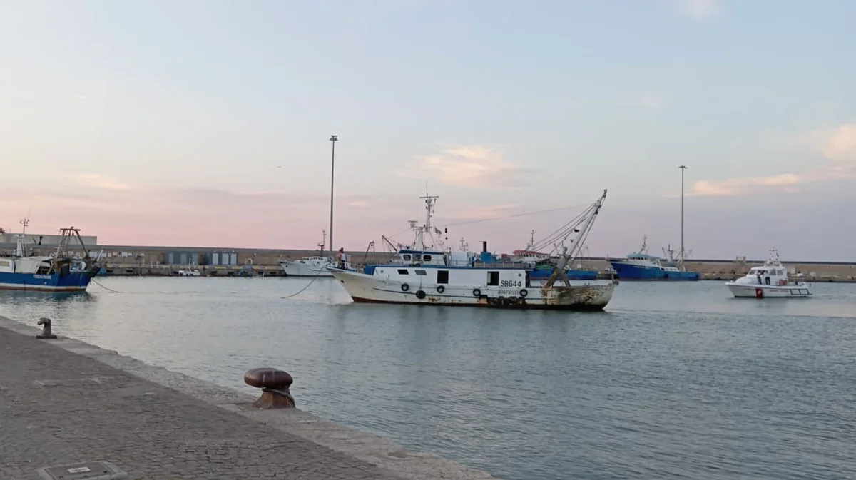 San Benedetto del Tronto, la Guardia Costiera presta assistenza ad un motopeschereccio in avaria al largo