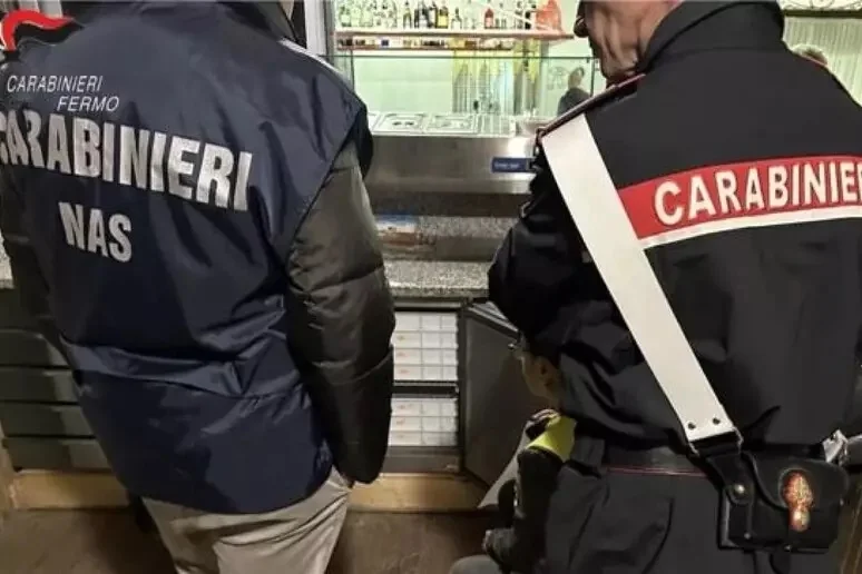 Escrementi e topi morti nell'ortofrutta, scattano i sigilli