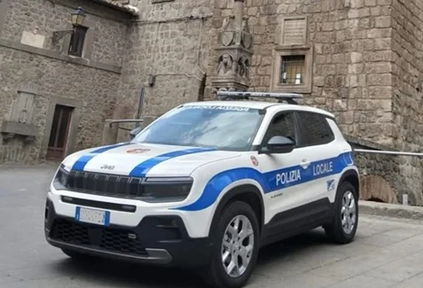 Rubano un'auto con dentro un cane, ritrovata in 20 minuti dalla Polizia Locale