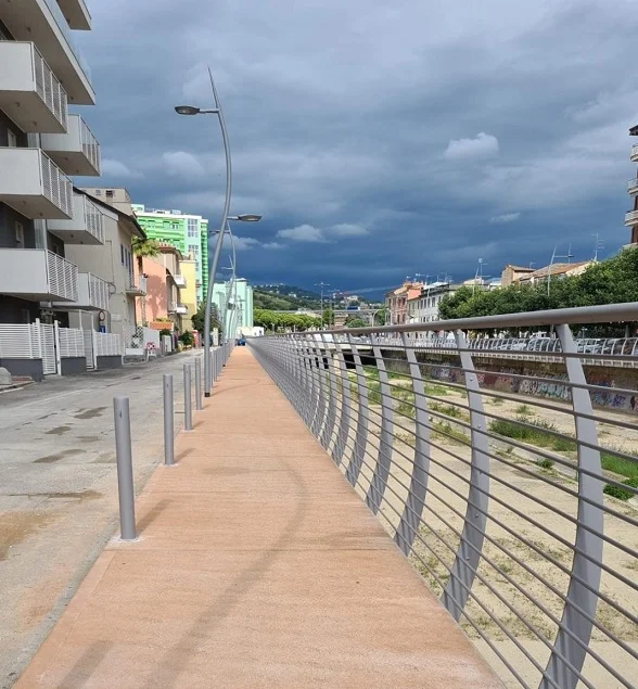 Via Montello, il marciapiede sull’Albula è realtà