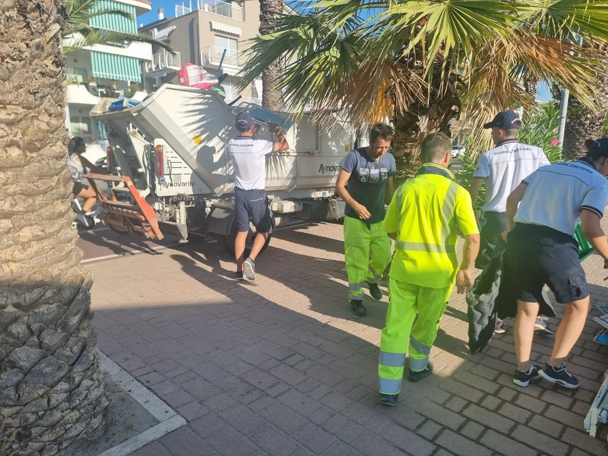 Tortoreto, ombrelloni e sdraio rimossi dalla spiaggia libera: blitz all’alba della Capitaneria di porto e della Polizia locale