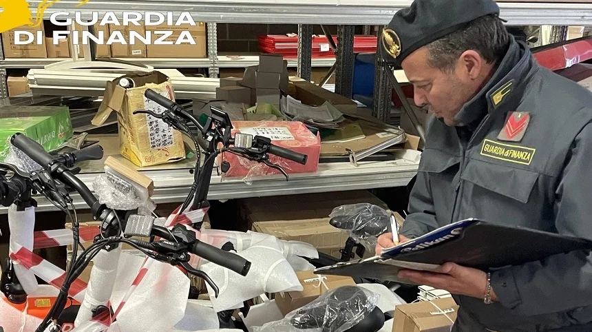 Ascoli Piceno - Blitz della Finanza: sequestrate 32 e-bike contraffatte, denunciati due imprenditori