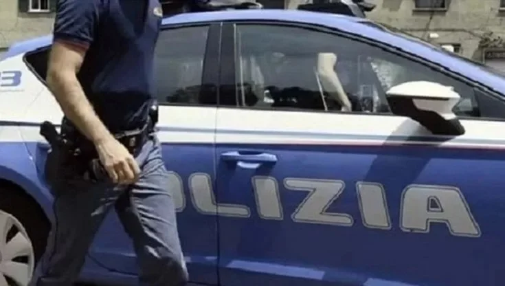 Donna ferisce un poliziotto con il coltello, bloccata con il Taser