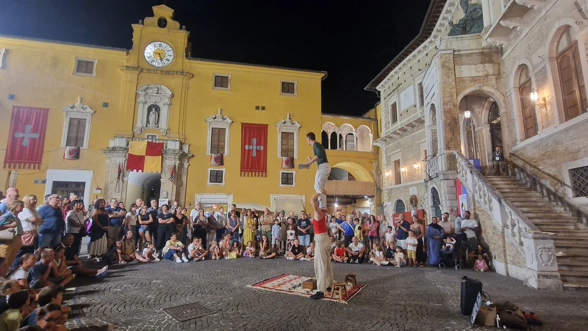 Spettacolo e grande partecipazione per la Buskeria di Fermo