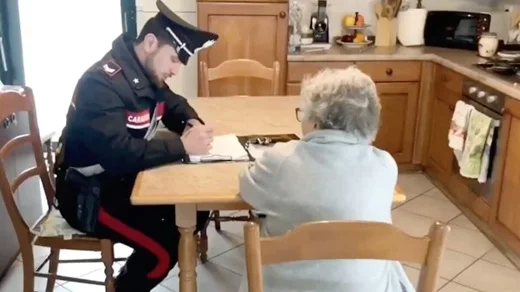 L'anziana non cade nella truffa del falso carabiniere e lo fa arrestare