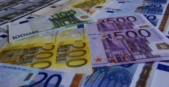Falsificavano euro e valute estere, cinque misure cautelari 